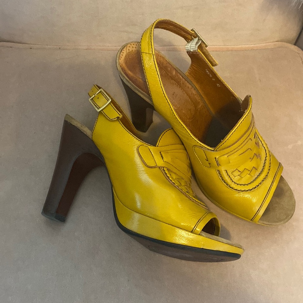 Gorgeous Mustard Colored Leather Chia Mihara Sandals - Size 40 (US 9.5-10)